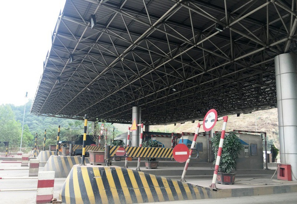 Nhiều phương tiện qua đây phải hạn chế tốc độ.