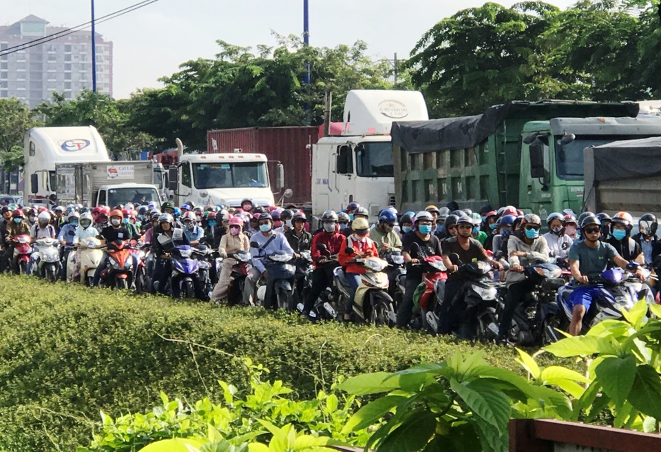 Kẹt xe suốt buổi sáng, giao thông cửa ngõ Sài Gòn hỗn loạn - 1 Kẹt xe suốt buổi sáng, giao thông cửa ngõ Sài Gòn hỗn loạn - 1