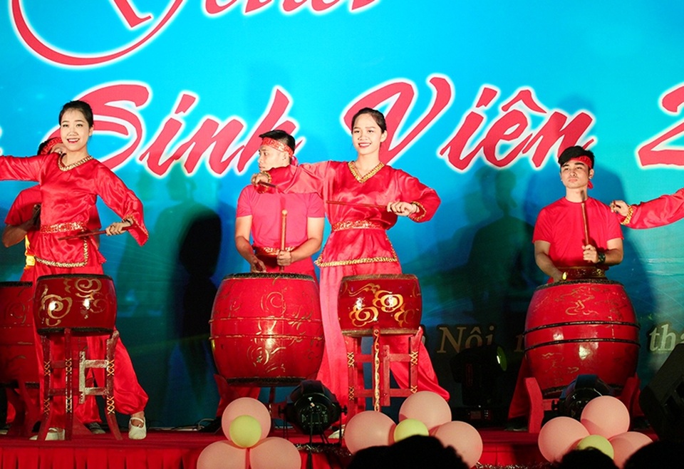 Trả lại 320 triệu đồng cho khách, nam sinh được nhà trường thưởng "nóng" - 4 Các tiết mục văn nghệ chào mừng tân sinh viên Đại học Điện lực