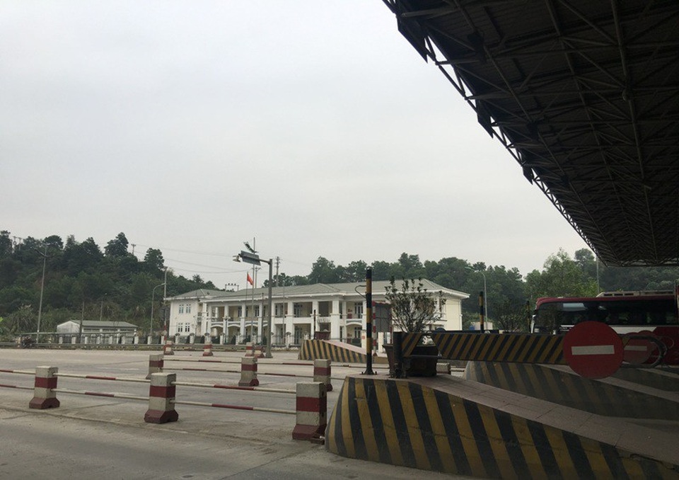 Nhiều hạng mục công trình Trạm thu phí và nhà điều hành bỏ hoang.