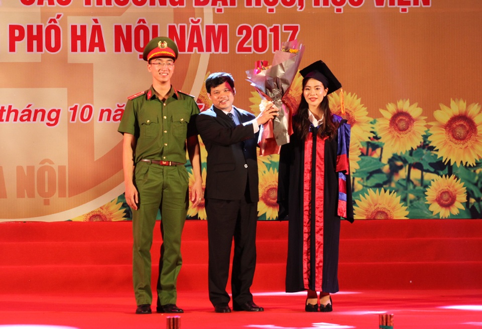 "Thủ đô đang tạo cơ hội để các Thủ khoa thực hiện hoài bão" - 2 Phó Chủ tịch UBND Thành phố Hà Nội Ngô Văn Quý (giữa ảnh) nhận hoa của các Thủ khoa năm 2017