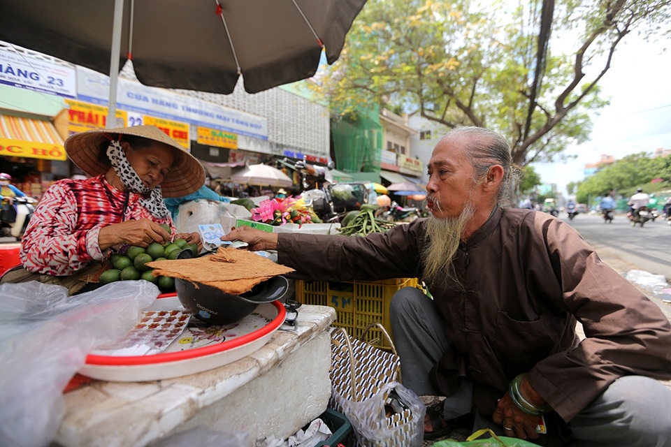 Mục sở thị chợ "Se duyên kết tóc" lâu đời nhất Sài Gòn - 5 Ông Huỳnh Tuấn, 62 tuổi, ngụ quận 8 là một trong những người ăn trầu hiếm hoi ở Sài Gòn thường đến chợ để mua. Mỗi lần đi, ông Tuấn thường mua khoảng 10 kg để về ăn dần.