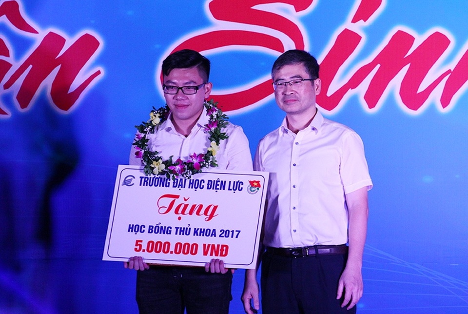 Trả lại 320 triệu đồng cho khách, nam sinh được nhà trường thưởng "nóng" - 3 Thủ khoa đầu vào năm 2017 của trường Đại học Điện lực Cù Ngọc Đại nhận học bổng 5 triệu đồng.