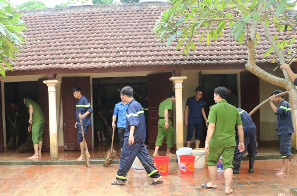 Đoàn viên thanh niên Cảnh sát PCCC Thanh Hóa giúp dân dọn dẹp nhà cửa sau khi lũ rút