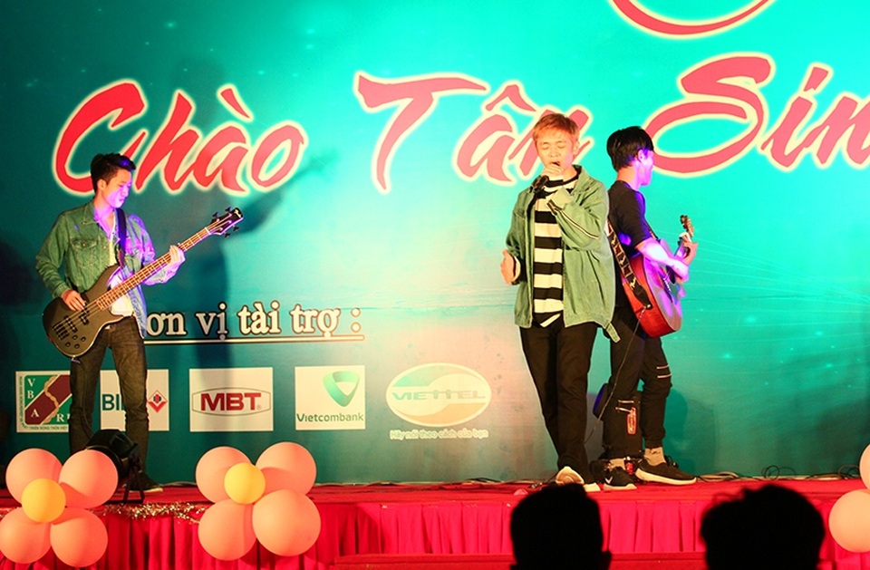 Trả lại 320 triệu đồng cho khách, nam sinh được nhà trường thưởng "nóng" - 5 Trả lại 320 triệu đồng cho khách, nam sinh được nhà trường thưởng "nóng" - 5
