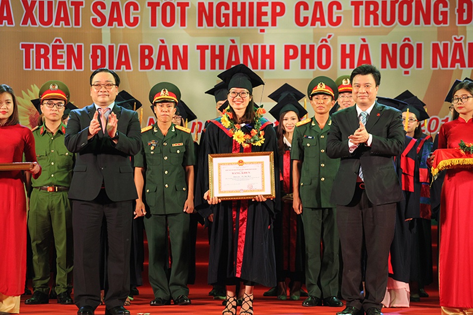 "Thủ đô đang tạo cơ hội để các Thủ khoa thực hiện hoài bão" - 1
Bí thư Thành ủy Hà Nội Hoàng Trung Hải và Thứ trưởng bộ GD& ĐT Nguyễn Hữu Độ tặng bằng khen cho 84 Thủ khoa xuất sắc tốt nghiệp các trường đại học, học viện trên địa bàn thành phố Hà Nội năm 2017