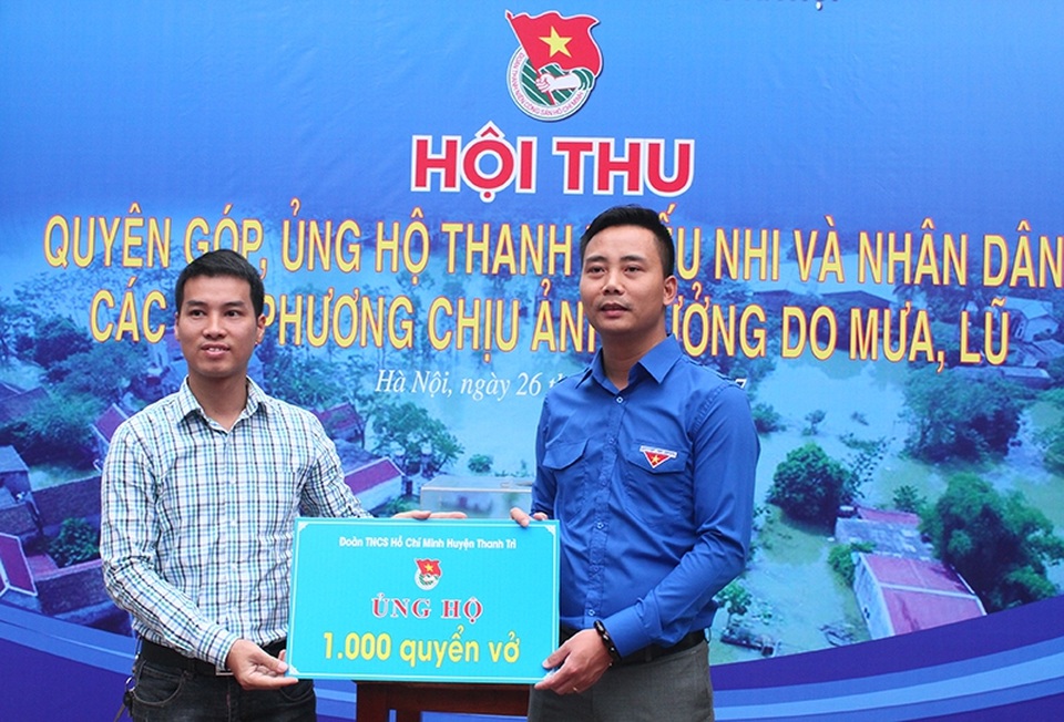 200 triệu đồng của thanh niên Thủ đô ủng hộ huyện ngoại thành bị lũ lụt - 1 Anh Nguyễn Đức Tiến – Phó Bí thư Thành đoàn Hà Nội (bên phải) cùng các cán bộ, công nhân viên cơ quan Thành đoàn ủng hộ nhân dân vùng chịu lũ lụt.