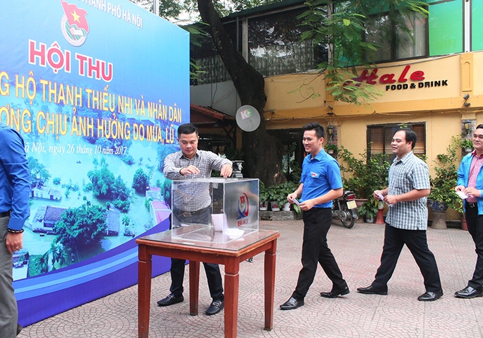 200 triệu đồng của thanh niên Thủ đô ủng hộ huyện ngoại thành bị lũ lụt - 2 Các cán bộ, thanh thiếu niên Thành đoàn Hà Nội ủng hộ đồng vào vùng lũ lụt.