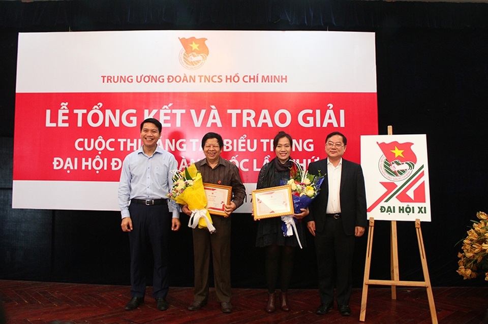 Công bố logo chính thức của Đại hội Đoàn toàn quốc lần thứ XI - 2 Ban tổ chức cuộc thi trao giải Nhì cho hai tác giả.