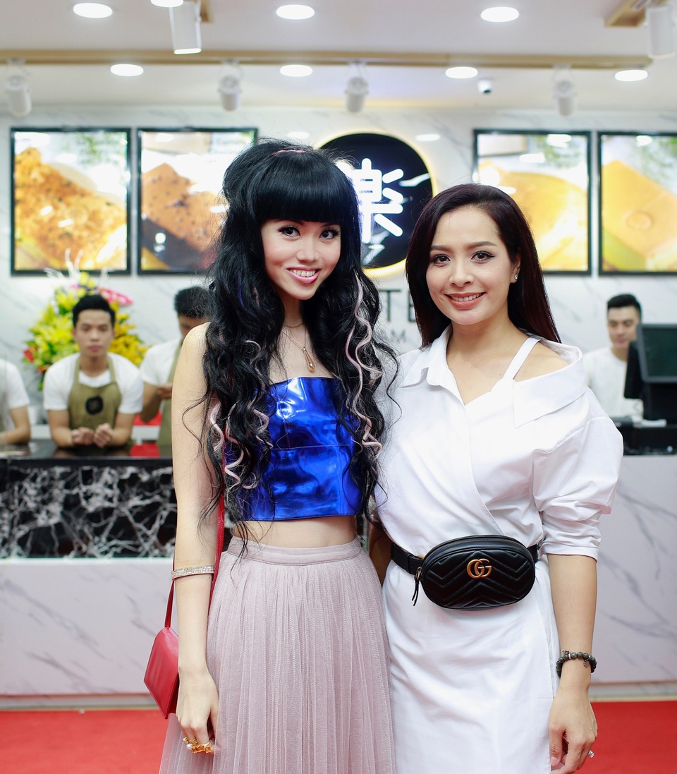 Vân Hugo đưa con trai đi tiệc - 7
Cùng dự tiệc ra mắt hiệu bánh của Tân Đà Lạt tại Hà Nội còn có người mẫu Thúy Hằng và Minh Anh