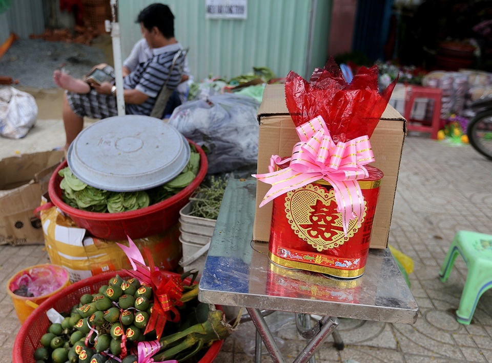 Mục sở thị chợ "Se duyên kết tóc" lâu đời nhất Sài Gòn - 10 Cau được bán với giá 30 nghìn đồng/100 quả.