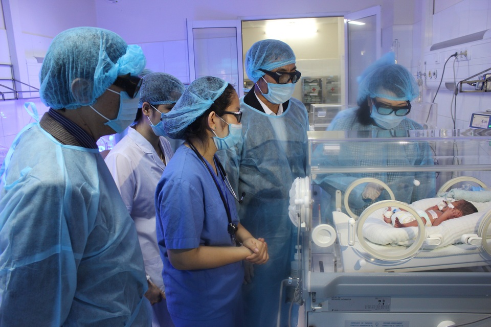 Vụ 4 trẻ tử vong: Bộ trưởng Y tế kiểm tra tại đơn nguyên sơ sinh - 1 Bộ trưởng Y tế thăm trẻ sơ sinh sinh non đang chăm sóc đặc biệt tại đơn nguyên sơ sinh.