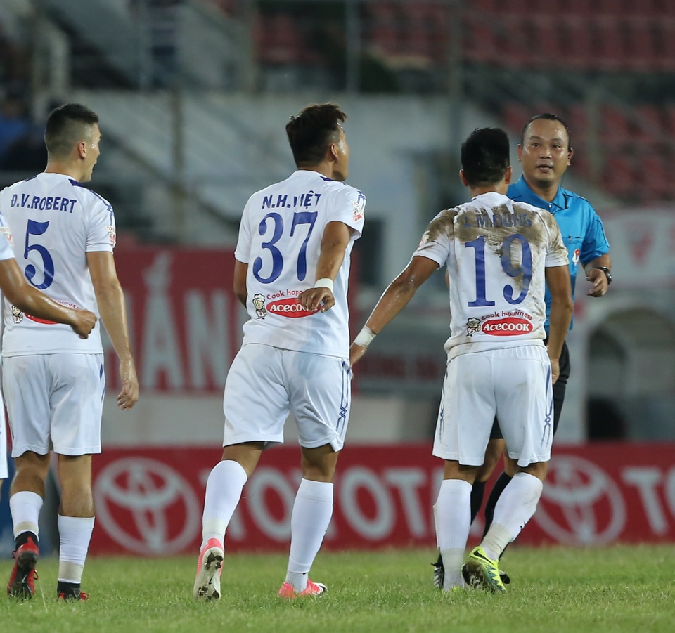 Vì sao Công Vinh thích lớn tiếng với trọng tài V-League? - 1
Cầu thủ TPHCM bức xúc với trọng tài ở trận thua Hải Phòng - Ảnh: Gia Hưng