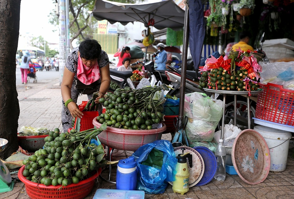 Mục sở thị chợ "Se duyên kết tóc" lâu đời nhất Sài Gòn - 4 Hiện nay, chợ chỉ còn khoảng 15 người kinh doanh. Những người buôn bán hầu hết đều đã lớn tuổi, người ít thì 50 tuổi, lớn nhất có cụ Sáu Lên 83 tuổi.