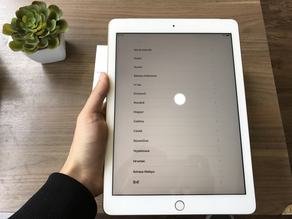 Trên tay iPad 9.7" phiên bản 2017 đầu tiên tại Việt Nam, giá 10,75 triệu đồng - 5 Trải nghiệm khi dùng máy trên tay không có nhiều khác biệt so với dòng iPad Air 2.