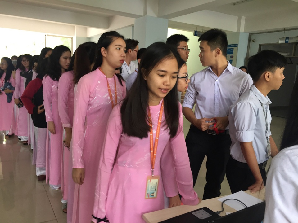 Sinh viên TP.HCM háo hức chờ đón Thủ tướng Canada - 2
Các sinh viên xếp hàng để vào hội trường chờ giao lưu với vị Thủ tướng trẻ.