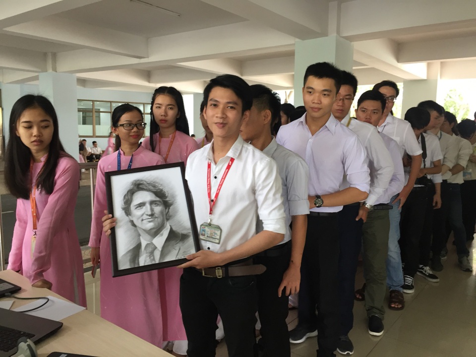 Gặp chàng trai 9X vẽ tranh Thủ tướng Canada đẹp như thật - 1 Nguyễn Tấn Hậu với bức tranh mình vẽ trước giờ gặp Thủ tướng Canada Justin Trudeau