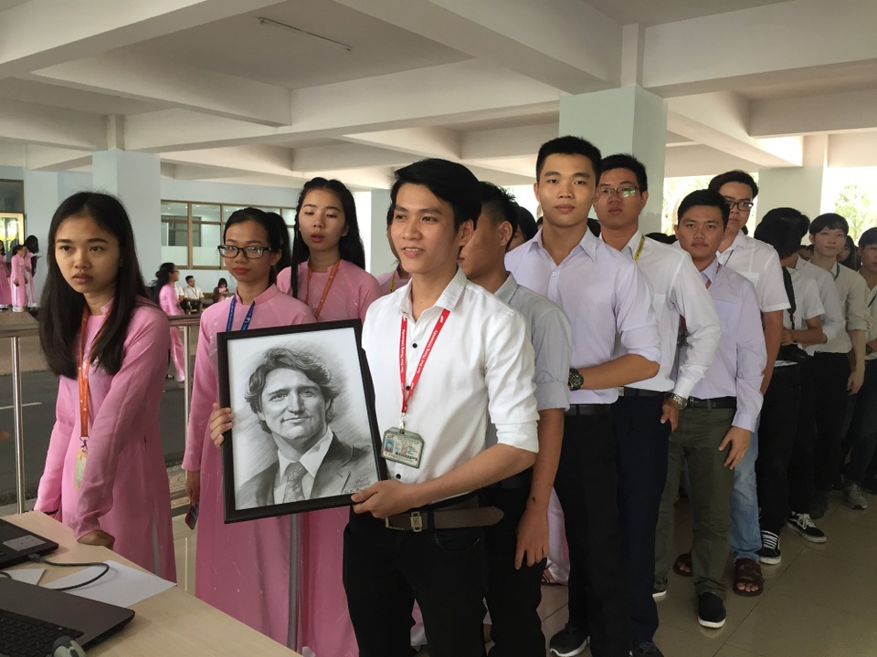 Sinh viên TP.HCM háo hức chờ đón Thủ tướng Canada - 3
Trong số đó có sinh viên Nguyễn Tấn Hậu với bức tranh tự vẽ Thủ tướng Canada