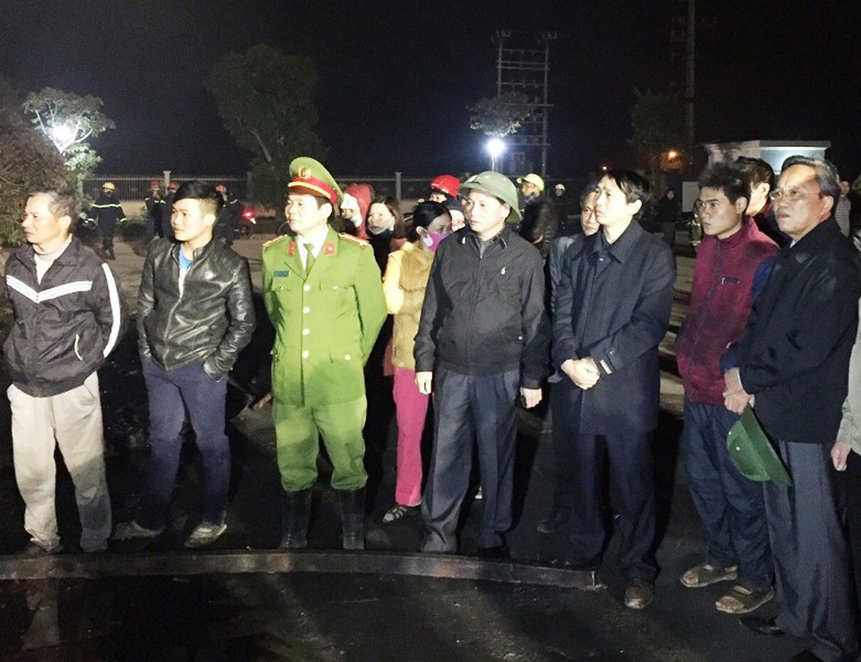 Vụ cháy cơ sở bánh kẹo: Dập lửa xuyên đêm, phát hiện thêm một thi thể - 3 Ông Nguyễn Đức Quyền - Phó chủ tịch UBND tỉnh Thanh Hóa và Đại tá Lê Văn Cửu - Giám đốc Cảnh sát PCCC Thanh Hóa có mặt tại hiện trường chỉ đạo công tác tìm kiếm và khắc phục hậu quả