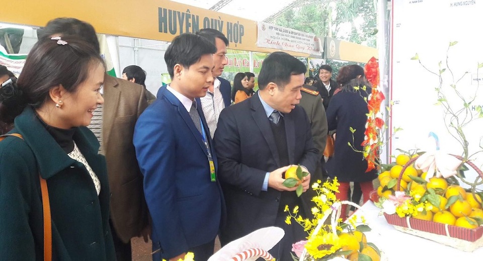 Những sản phẩm độc đáo từ quả cam xứ Nghệ - 1 Ông Huỳnh Thanh Điền - Phó Chủ tịch UBND tỉnh Nghệ An tham dự và thưởng thức cam Vinh.