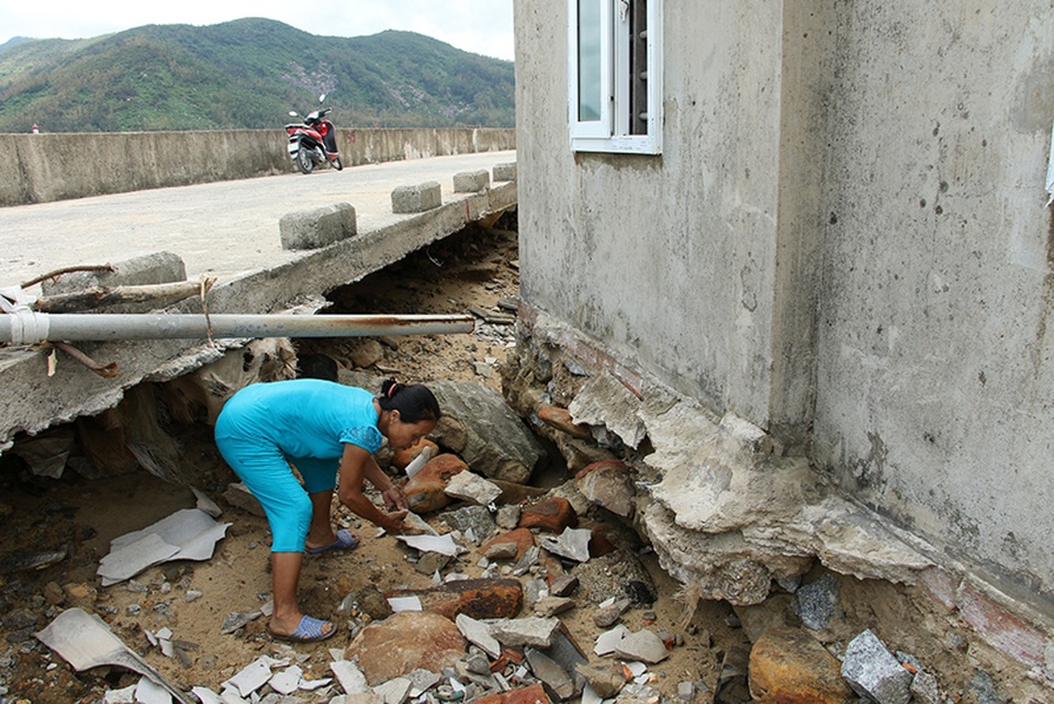 Hàng ngàn hộ dân bất an vì đê biển sạt lở nghiêm trọng - 3 Nhà bà Nguyễn Thị Châu nằm sát chân đê bị hư hỏng nặng. Bà rất lo lắng, nếu tình trạng này kéo dài cuộc sống sẽ rất bất an.