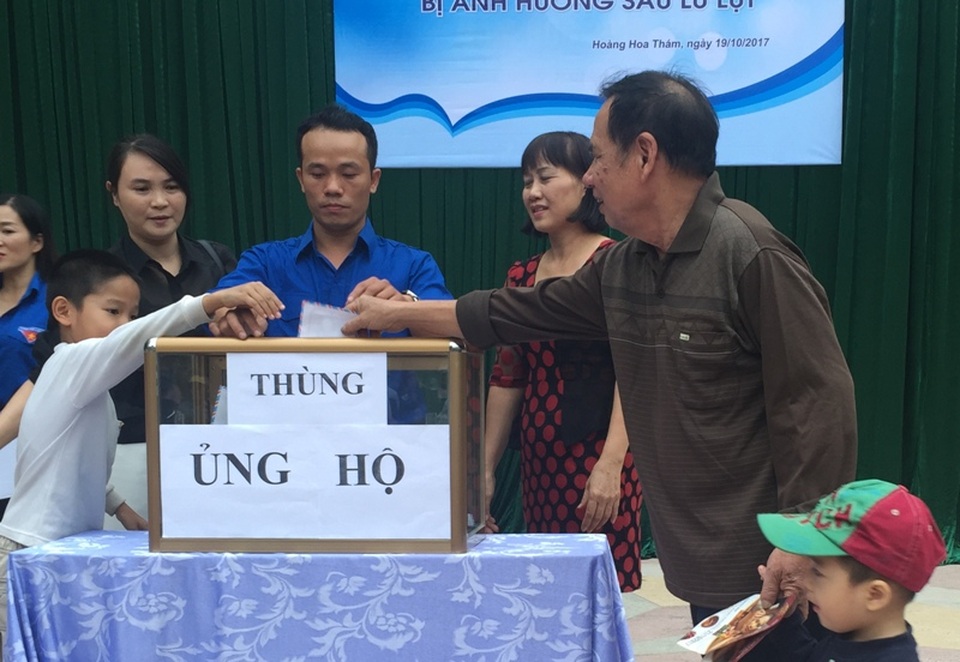 Những món quà ý nghĩa đến với học sinh vùng lũ - 2 Tinh thần chia khó của thầy cô, phụ huynh và học sinh trường Tiểu học Hoàng Hoa Thám đối với học sinh vùng lũ