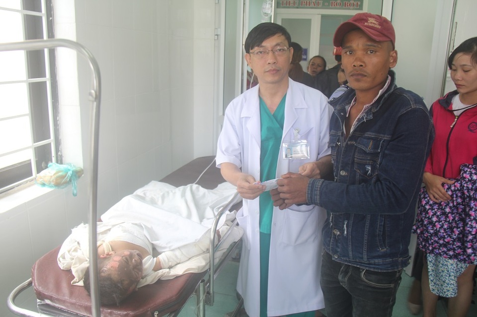 Đốt đèn bắt muỗi, hai mẹ con thai phụ bỏng nặng - 1 Tập thể y bác sĩ và người nhà bệnh nhân quyên góp tiền giúp đỡ gia đình bệnh nhân