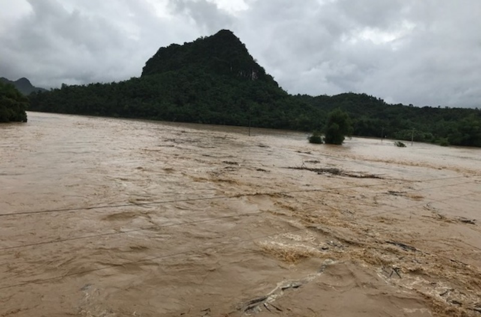 2 cán bộ biên phòng bị lũ cuốn mất tích trên đường đi giúp dân - 1 Mưa lũ khiến nhiều địa phương tại huyện Lang Chánh bị cô lập và chia cắt