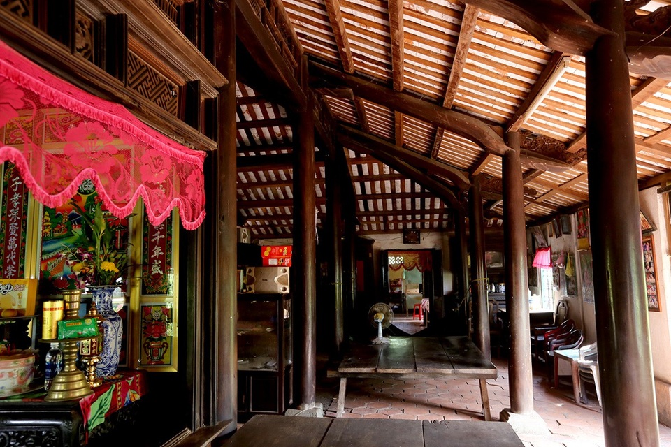 Từ cột nhà đến các đồ dùng như bàn ghế, giường, tủ, phản... đều được chạm khác tỉ mỉ, công phu mang các đề tài cổ điển như tứ linh (long -lân - quy - phụng), tứ tiết (mai - lan - cúc - trúc), các mô típ thể hiện Phúc – Lộc – Thọ...