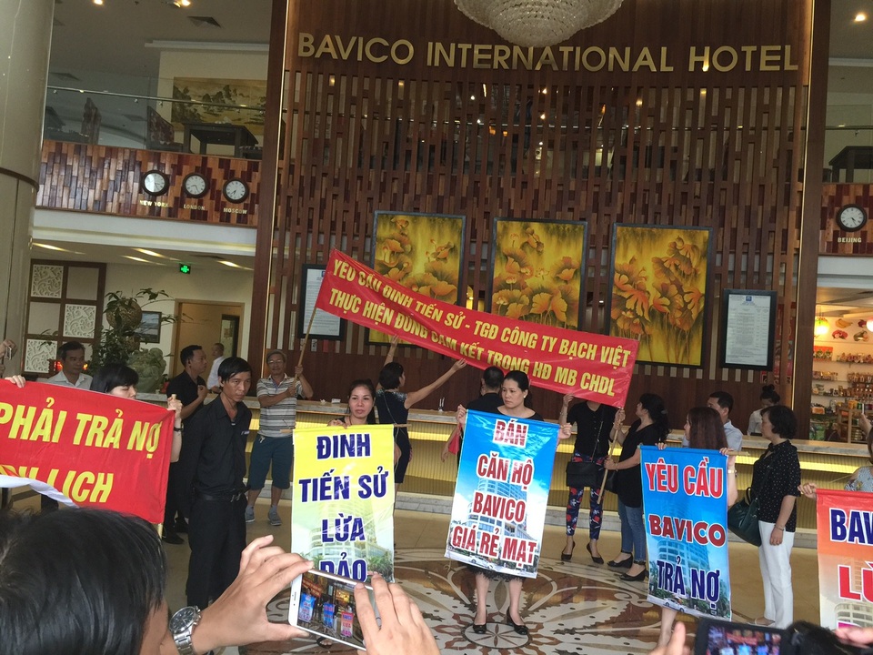 Bài học "đắng ngắt" cho trào lưu đầu tư dự án "condotel" - 1
Khách hàng đã mua căn hộ ở khách sạn Bavico phản đối chủ đầu tư dự án