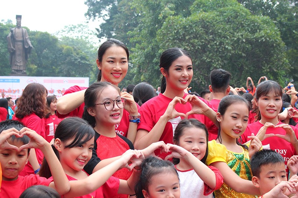 Hoa hậu Ngọc Hân cùng các bạn trẻ nhảy flashmob "vì sự tử tế" - 2 Hoa hậu Ngọc Hân cùng với các bạn trẻ nhảy phát động chương trình