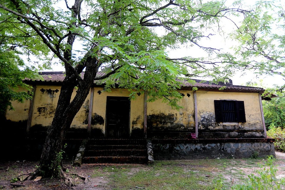 Nhà dưới dùng để bố trí phòng ngủ và vật dụng sinh hoạt của gia đình. Phần sau là hai dãy nhà bếp với một sân trong của ngôi nhà.