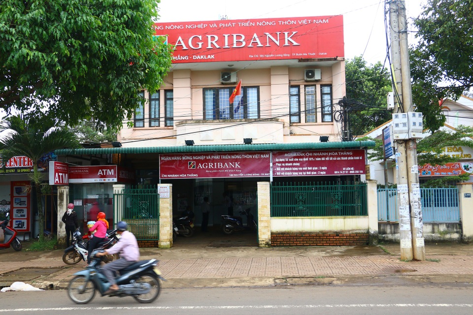Người đàn ông bịt mặt nổ súng cướp ngân hàng bất thành - 2
Ngân hàng Argibank Chi nhánh Hòa Thắng, nơi xảy ra vụ cướp