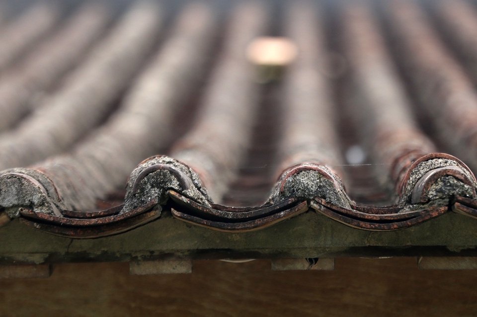 Phần mái nhà được lợp bằng ngối âm dương.