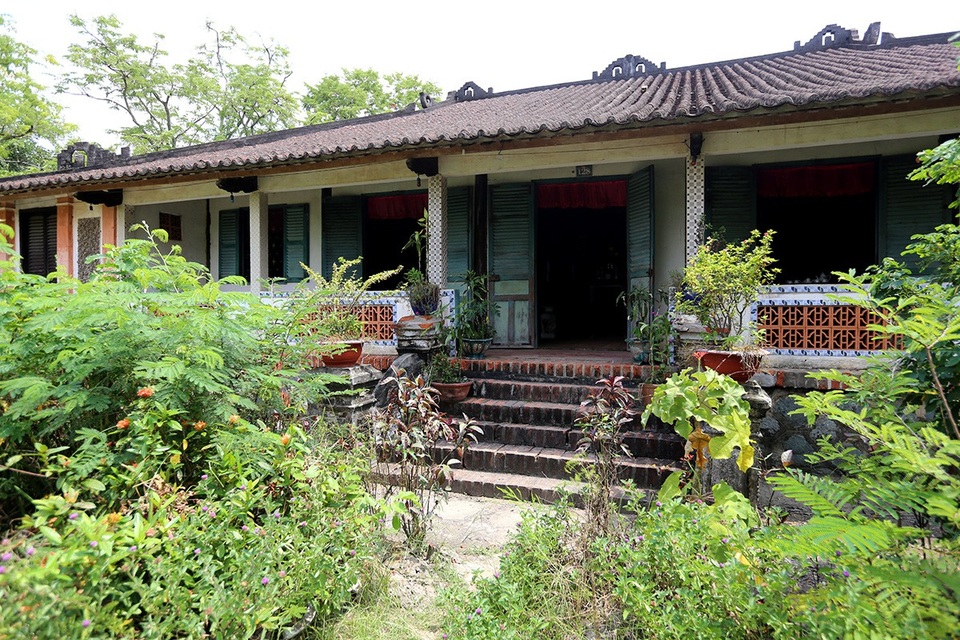 Ngôi nhà ngang 21 m, dọc 42 m, diện tích 882 m2 tọa lạc trong khu vườn rộng hơn 4.000 m2. Nhà có kiểu chữ Quốc với ba gian, hai chái mang phong cách nhà rường Huế ở miền Tây sông nước.