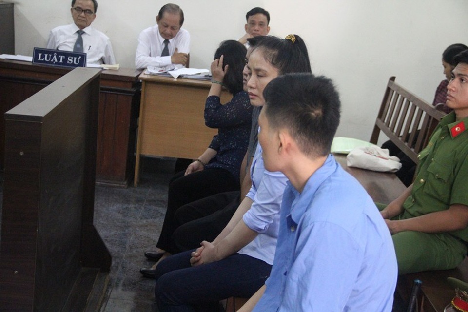 Nữ cán bộ hải quan sân bay Tân Sơn Nhất tiếp tay buôn lậu - 1 Các bị cáo tại phiên tòa.