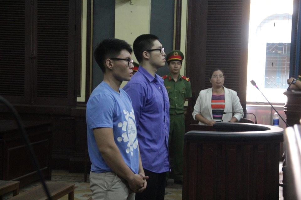 Bị dừng xe, thanh niên Trung Quốc đánh cả cảnh sát - 1 Các bị cáo tại phiên tòa.