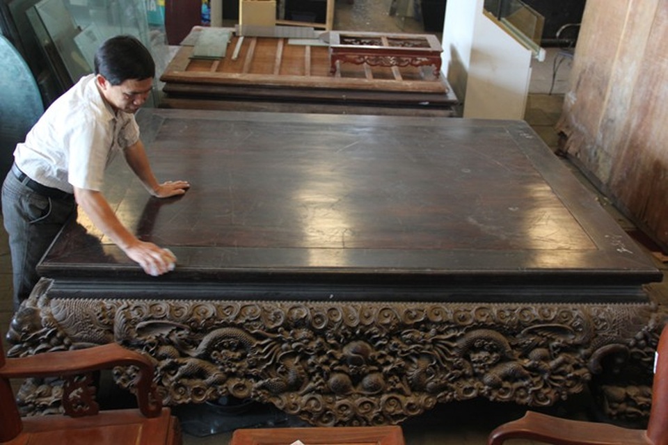 Những “siêu giường” quý hiếm, giá bạc tỷ của đại gia Việt - 1 Chiếc sập gỗ trắc cổ được định giá 1,5 tỷ đồng