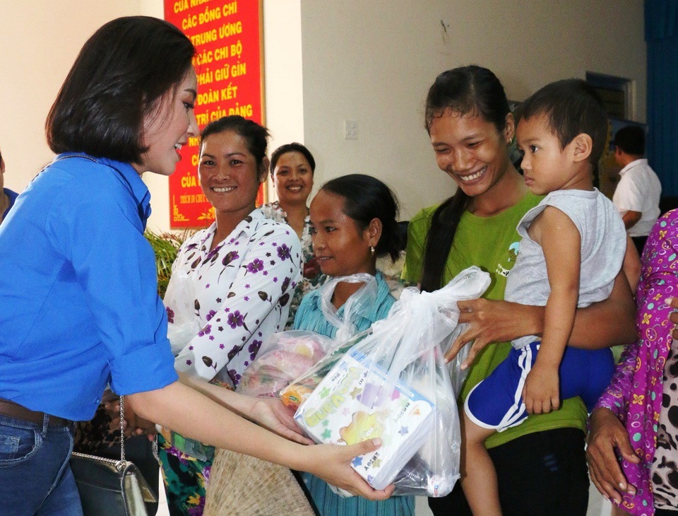 Hoa hậu Đại Dương và Á khôi Nam bộ trao quà cho bà con Khmer nghèo - 1 Hoa hậu Đại dương 2014 Đặng Thu Thảo trao quà cho bà con Khmer nghèo ở Trà Vinh vào tối 3/11