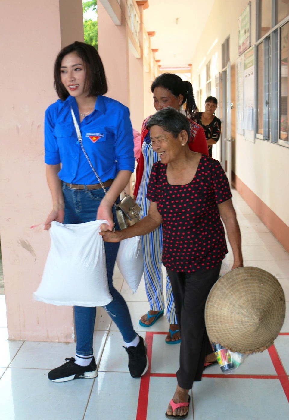 Hoa hậu Đại Dương và Á khôi Nam bộ trao quà cho bà con Khmer nghèo - 4 Hoa hậu Đại Dương Đặng Thu Thảo tận tâm bê gạo ra xe cho người dân
