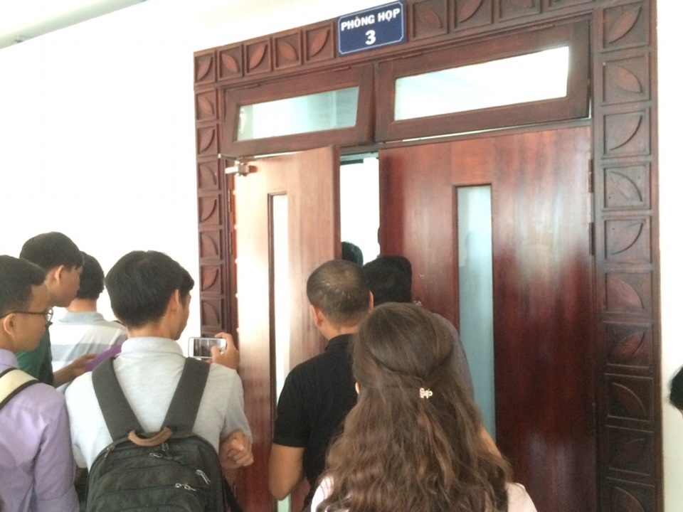 Vụ rò rỉ khí độc: Họp báo nhưng… hạn chế báo chí (!) - 1 Rất đông phóng viên bị ngăn cản, không cho vào dự họp