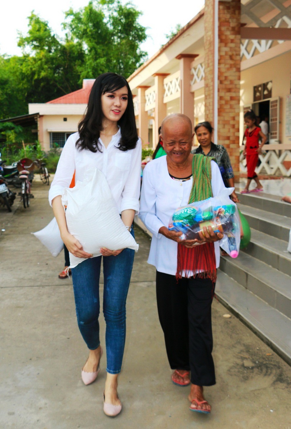 Hoa hậu Đại Dương và Á khôi Nam bộ trao quà cho bà con Khmer nghèo - 2 Á khôi Nam bộ 2017 Đỗ Ngọc Vĩnh Nghi chia sẻ rất vui khi được tặng các phần quà cho bà con Khmer nghèo trong dịp Lễ Ooc Om Bóc