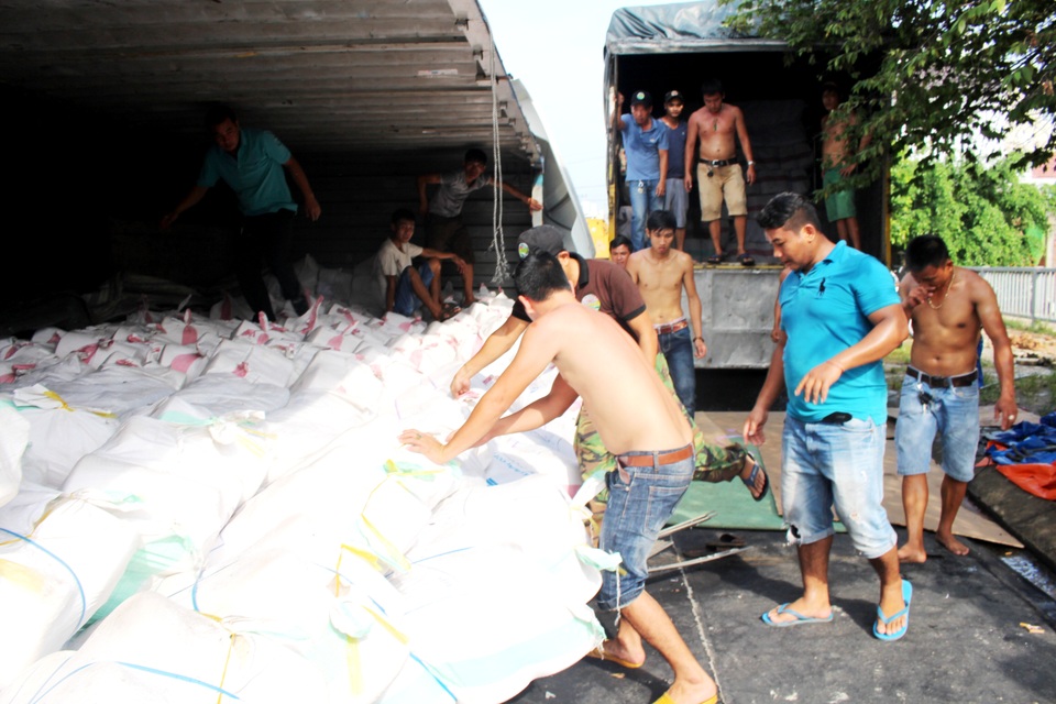 Người dân giúp tài xế bốc xếp hàng hóa để giải phóng hiện trường