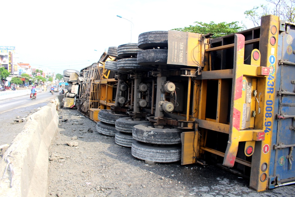 Xe container tông vào dải phân cách lật nghiêng giữa đường