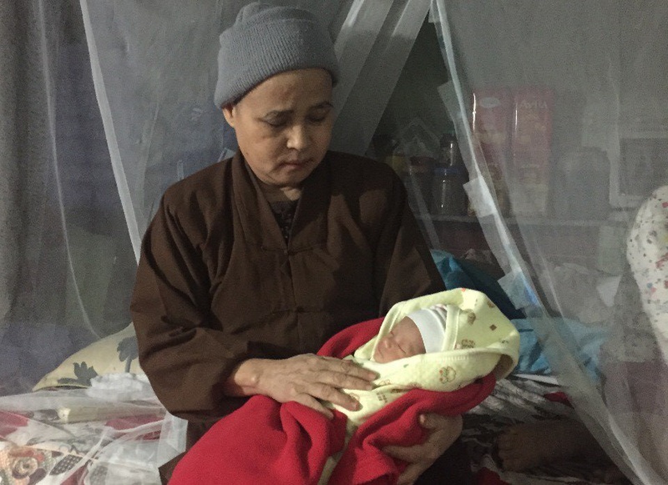 Bé gái hơn 10 ngày tuổi bị bỏ rơi ở cửa chùa - 2
Hiện việc chắm sóc bé gái sơ sinh bị bỏ rơi do nhà chùa đảm nhận