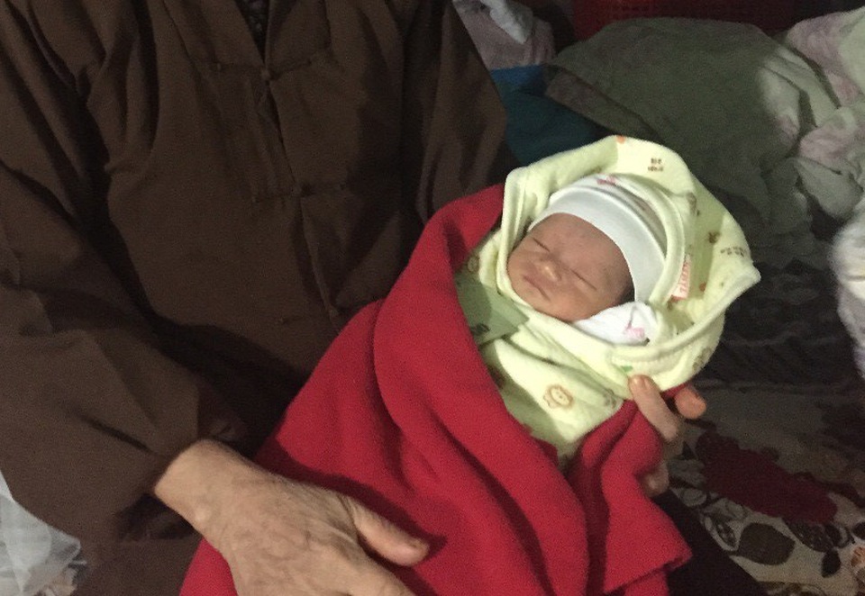 Bé gái hơn 10 ngày tuổi bị bỏ rơi ở cửa chùa - 1 Bé gái 12 ngày tuổi bị người thân bỏ rơi trước cổng chùa