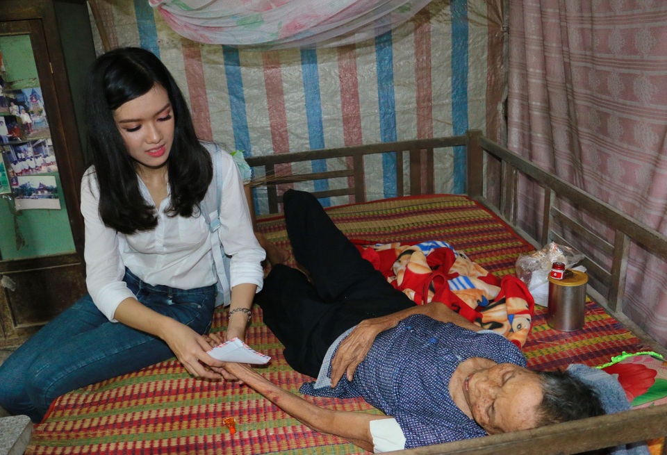 Hoa hậu Đại Dương và Á khôi Nam bộ trao quà cho bà con Khmer nghèo - 7 Á khôi Nam bộ 2017 Đỗ Ngọc Vĩnh Nghi cùng đoàn đến thăm tặng quà cho những trường hợp bà con nghèo bệnh tật