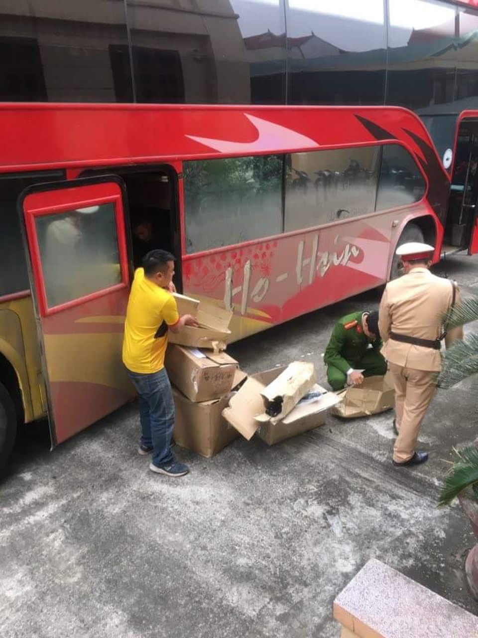 Thu giữ gần 10.000 kính áp tròng mắt và nhiều linh kiện ô tô, xe máy lậu - 1 Toàn bộ số hàng không có giấy tờ hợp lệ do nước ngoài sản xuất đã bị bắt giữ.