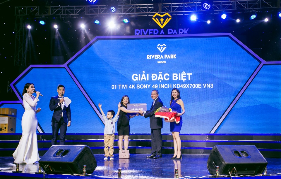 Dự án Rivera Park Sài Gòn của Long Giang Land về đích - 2 Trao giải bốc thăm cho các khách hàng may mắn tại buổi lễ