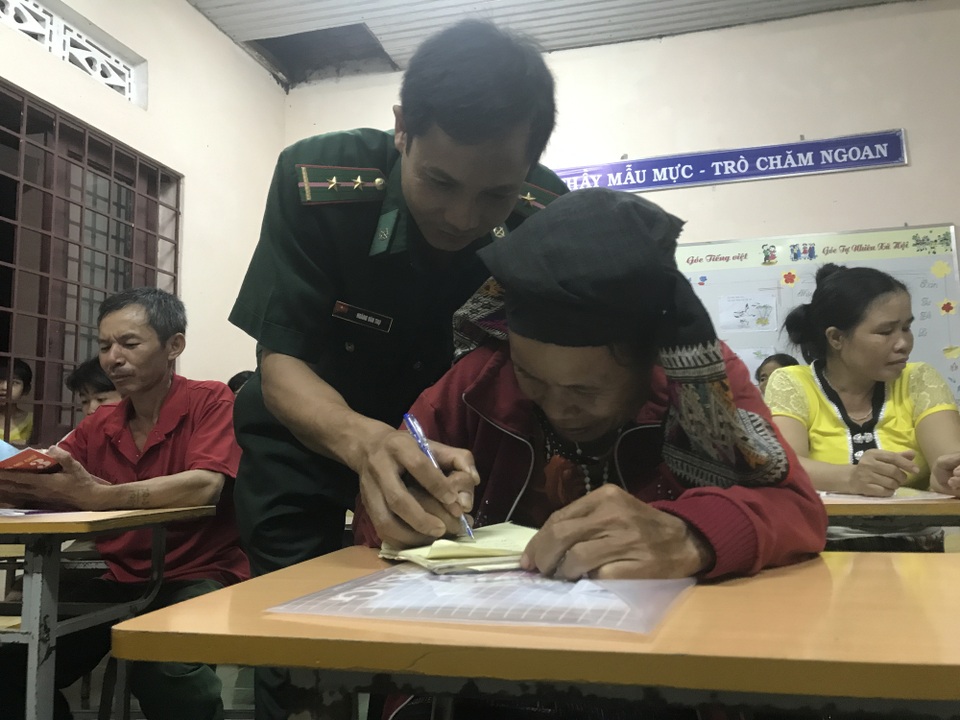 Lớp học xóa mù chữ vùng biên giới của hai thầy giáo mang màu áo lính - 2
Thầy Thọ hướng dẫn cho học viên lớn tuổi nhất lớp bà Lữ Thị Sáng (58 tuổi)